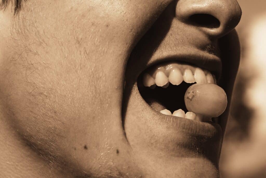 Mostrar que homens estão cometendo erros no sexo oral.
